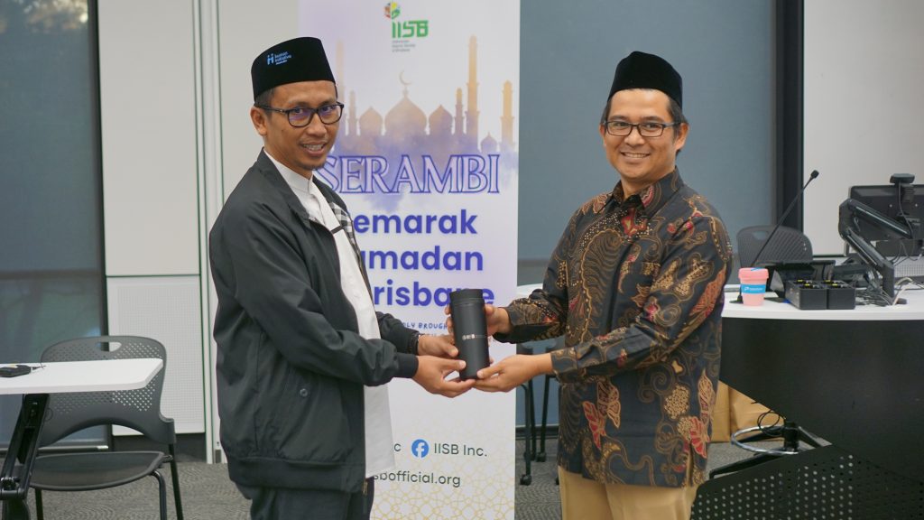 Penyerahan Kenang-kenangan oleh Presiden IISB Bapak Deni kepada Ustadz Zulfi Akmal