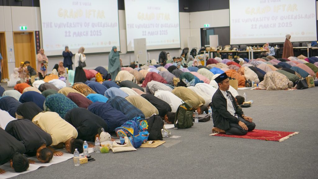 Suasana saat sholat isya dan tarawih berjamaah