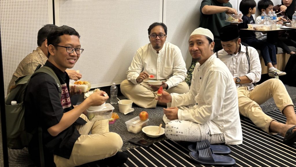 Suasana saat berbuka bersama