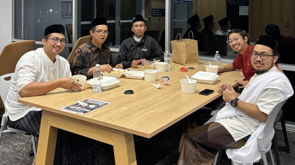 Suasana saat berbuka bersama