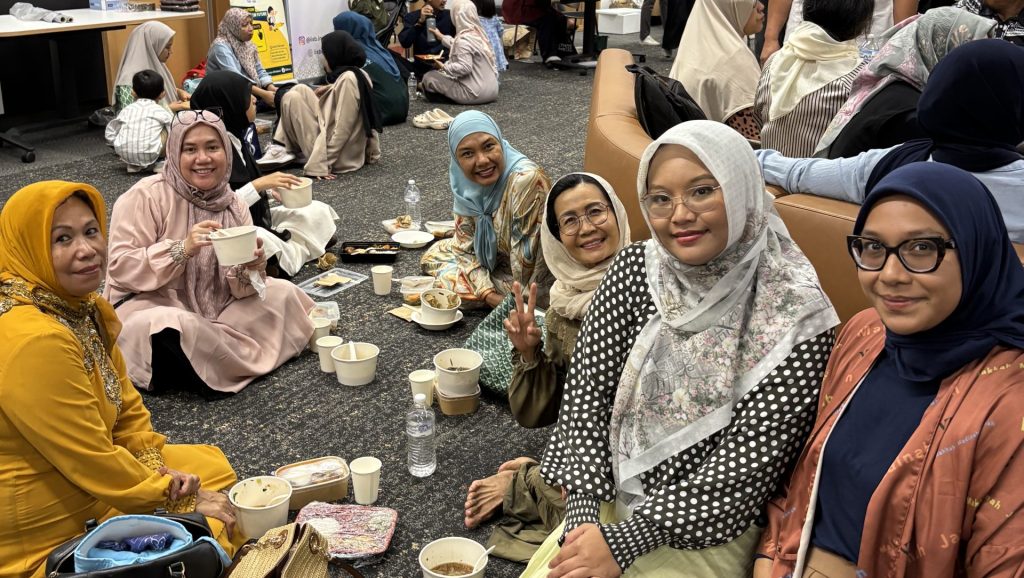 Suasana saat berbuka bersama